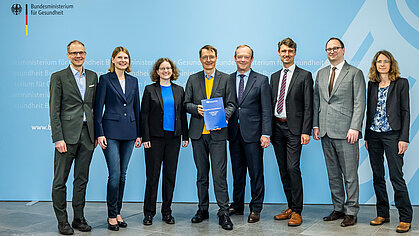 Gruppenfoto mit Bundesgesundheitsminister Prof. Karl Lauterbach von der Übergabe des neuen SVR-Gutachtens 2024