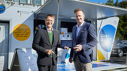 Bundesgesundheitsminister Prof. Karl Lauterbach und Vorsitzender der Geschäftsführung Dr. Florian Fuhrmann vor dem ePA-Infomobil