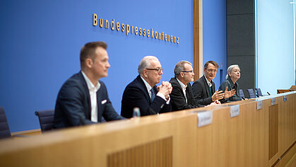 Bundesgesundheitsminister Prof. Karl Lauterbach zusammen mit Dr. Jens Baas, Vorstandsvorsitzender der Techniker Krankenkasse, Dr. Klaus Reinhardt, Präsident der Bundesärztekammer, Dr. Florian Fuhrmann, Vorsitzender der gematik-Geschäftsführung in der Bundespressekonferenz