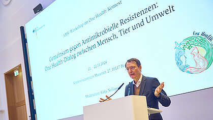 Bundesgesundheitsminister Prof. Karl Lauterbach auf der Fachkonferenz „Gemeinsam gegen Antimikrobielle Resistenzen“ im BMG am 21.11.2024.