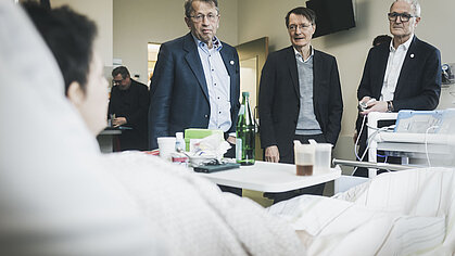 Bundesgesundheitsminister Prof. Karl Lauterbach bei einem Besuch des Deutschen Herzzentrums der Charité.