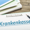 Foto: Papier mit der Aufschrift "Krankenkasse" auf einem Tisch